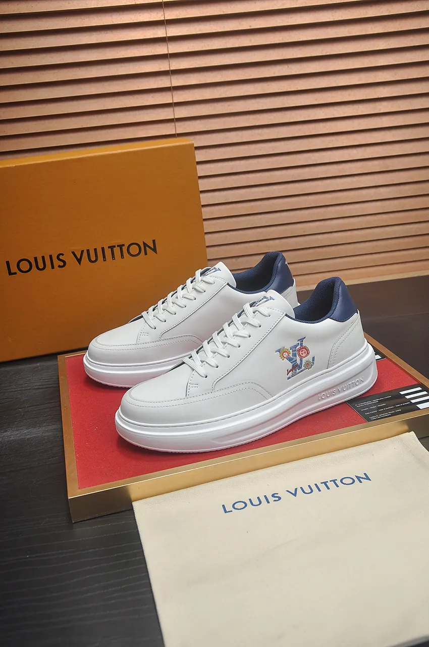 Men's men's shoes 💰640💶Original development, quality shipping, welcome to compare - LV sneaker series sports shoes introduce the loose silhouette of the ready-to-wear series into the spring and summer men's wear shows and make an eye-catching appearance. The cow leather upper is combined with rough fabric laces, and colorful beading highlights the brand's classic elements. LV letters mark the tongue and Monogram floral outsole. Mixed materials Made of top-grain cowhide, thick shoelace design, large Monogram print on the side, mesh lining and cotton feet, the comfort is as extreme as ever, premium heritage, quality first, worth owning! Size: Men’s 38-45 (45 is custom-made and cannot be returned or exchanged)